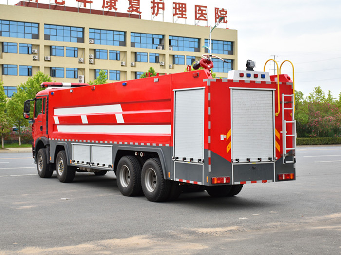 23噸豪沃前四后八水罐消防車